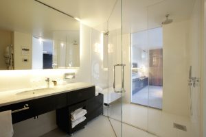 salle-de-bains-avec-grand-miroir
