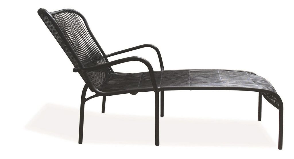 Chaise longue composée d'alu et de fibre synthétique