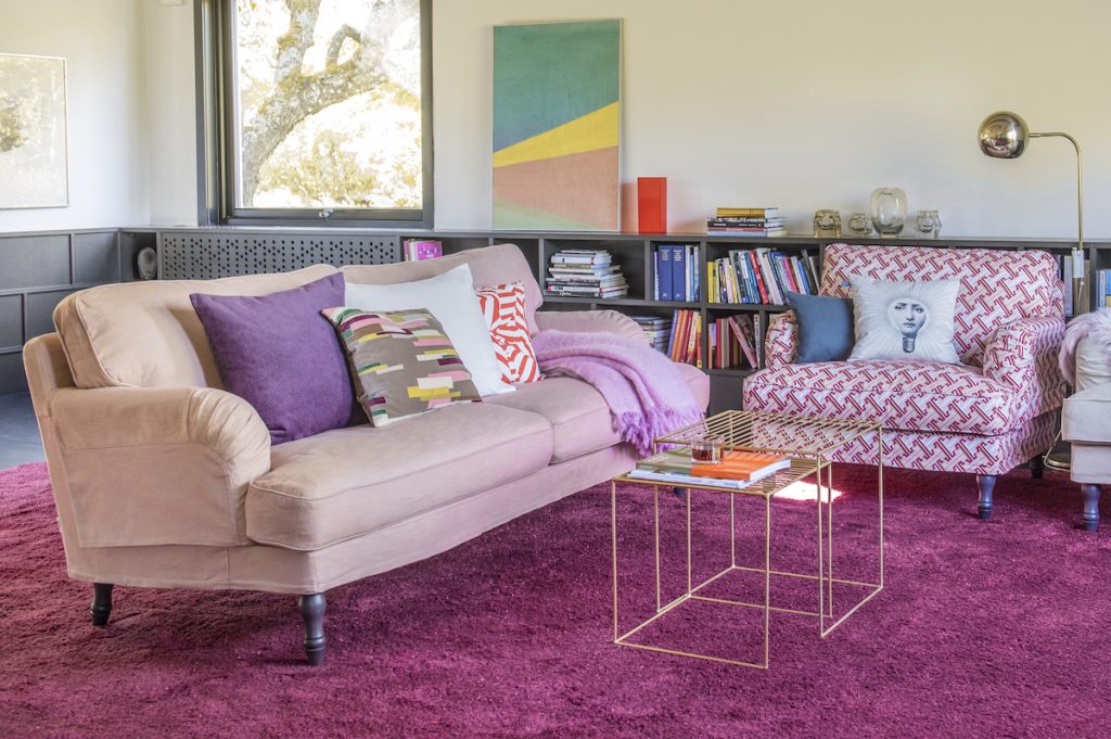 Un énorme tapis shaggy rose pour un salon coloré